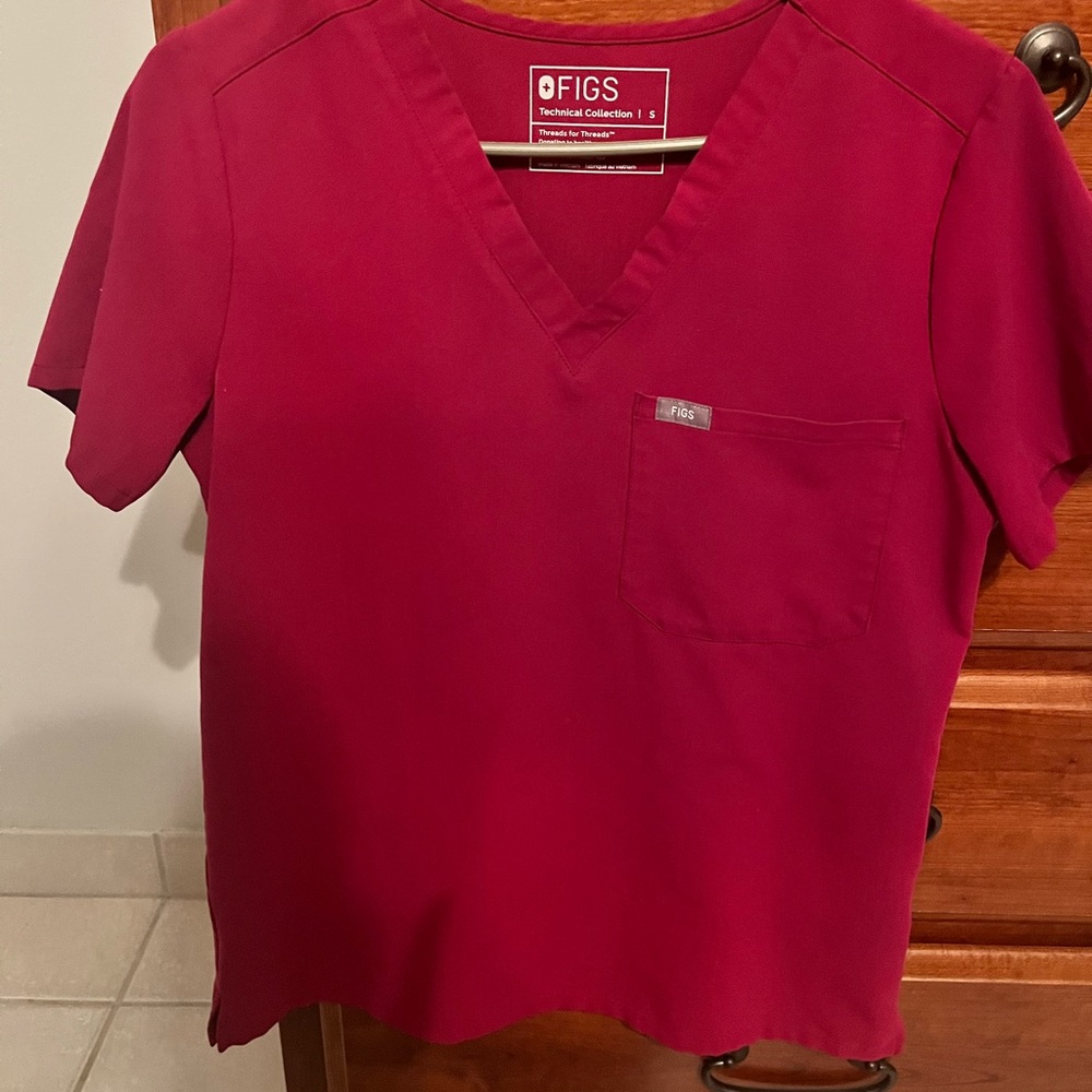 Figs raspberry pink scrub top size small